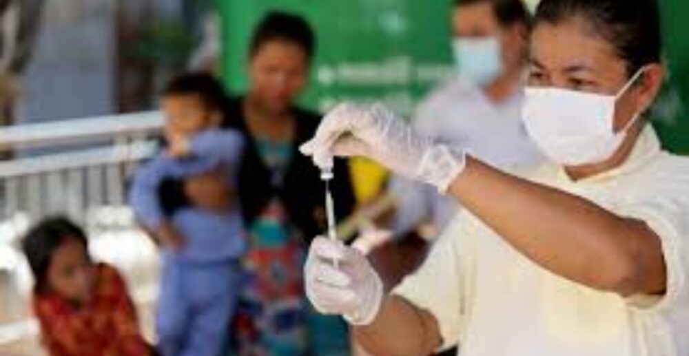 កម្ពុជា​ណែនាំ​ឱ្យ​ចុះឈ្មោះ​ចាក់​វ៉ាក់សាំង​បង្ការ Covid-19 តាម​ប្រព័ន្ធ​អន​ឡាញ