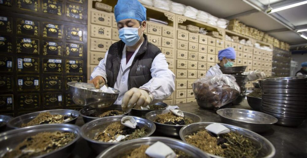 ចិន​អនុម័ត​ឱ្យប្រើ​ប្រាស់​ឱសថ​បុរាណ 3ប្រភេទ ដើម្បី​ព្យាបាល Covid-19