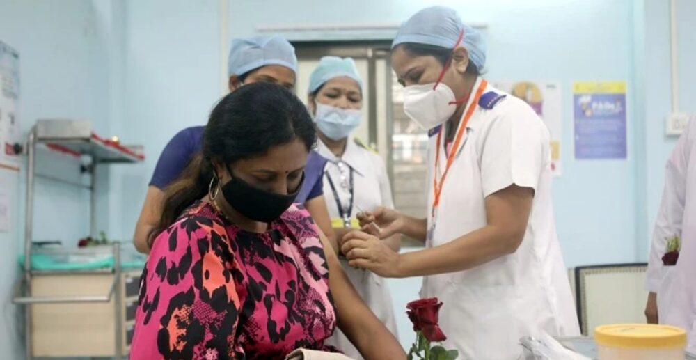 មិន​ចប់ងាយៗទេ!  ឥណ្ឌា​រកឃើញ​កូ​វីដ​ប្រភេទ​ថ្មី ក្លាយ​ពូជ 2ជាន់ ខណៈ​ចំនួន​អ្នកស្លាប់ និង​ឆ្លង​មេរោគ​ប្រចាំថ្ងៃ នៅតែ​ខ្ពស់​ក្នុងឆ្នាំនេះ