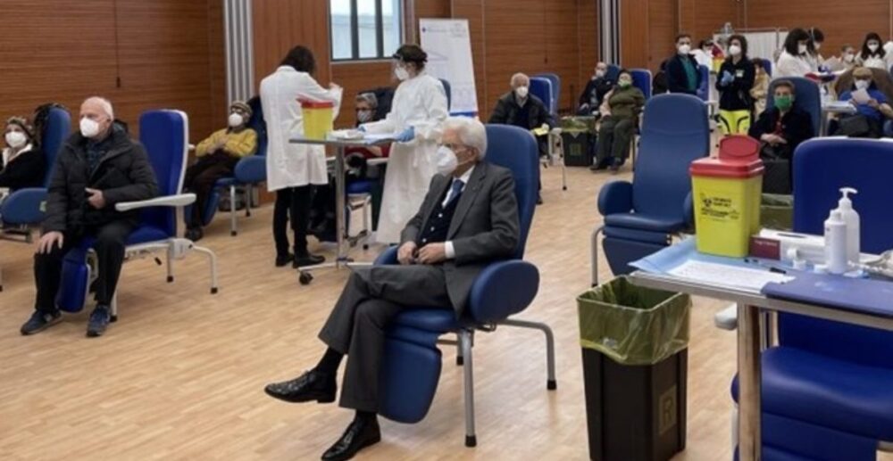 ប្រធានាធិបតី​អ៊ីតាលី តម្រង់​ជួរ​រង់ចាំ​វេន​ចាក់​វ៉ាក់សាំង Covid-19 ដូច​គេ​ ដូច​ឯង