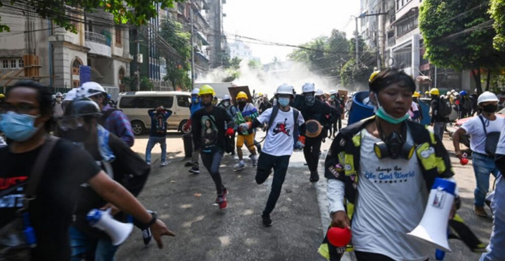 ប៉ូលិស​មី​យ៉ាន​ម៉ា​បន្ត​បាញ់​គ្រាប់​ពិត! បាតុករ​រងរបួស 2នាក់​ស្ថិតក្នុង​ស្ថាន​ភាព​​អាសន្ន​​ដល់​ជីវិត