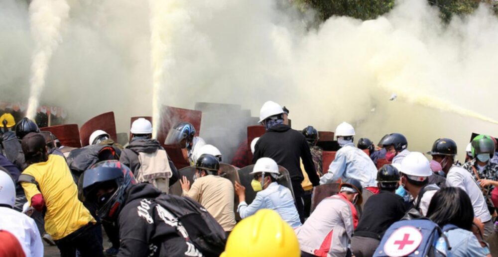 ប៉ូលិស​មី​យ៉ាន​ម៉ា ឡោមព័ទ្ធ​ក្រុមបាតុករ​ទាំងយប់៖ មនុស្ស 3នាក់​ត្រូវបាន​បាញ់សម្លាប់