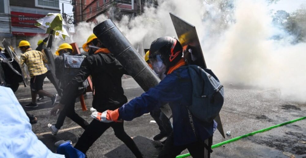 ពលរដ្ឋ​មី​យ៉ាន​ម៉ាប​ន្ត​ចេញ​ធ្វើបាតុកម្ម ក្រោយ​មានការ​ប​ង្រា​ប​ដ៏​បង្ហូរឈាម​កាលពី​ម្សិលមិញ