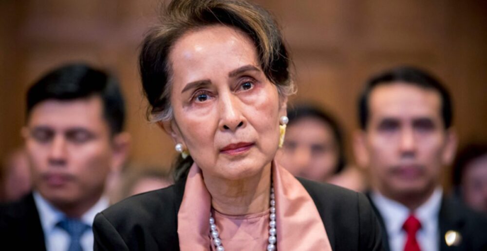 លោកស្រី Suu Kyi បង្ហាញខ្លួន​នៅ​តុលាការ បន្ទាប់ពី​ត្រូវ​នាំ​ចេញពីផ្ទះ ទៅកាន់​ទីតាំង​អាថ៌កំបាំង