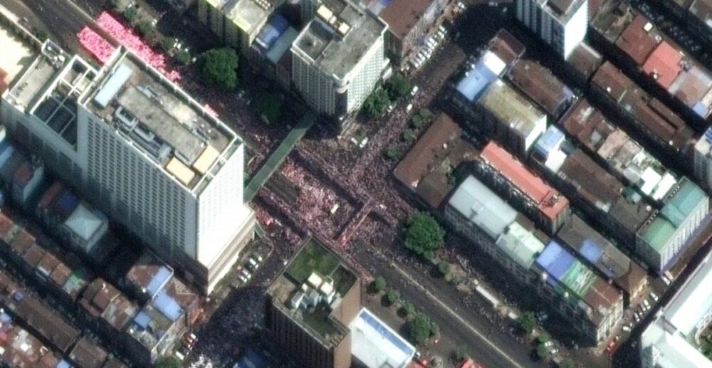 ទិដ្ឋភាព​បាតុកម្ម​នៅ​មី​យ៉ាន​ម៉ា ពេល​មើល​ពីលើ​មេឃ