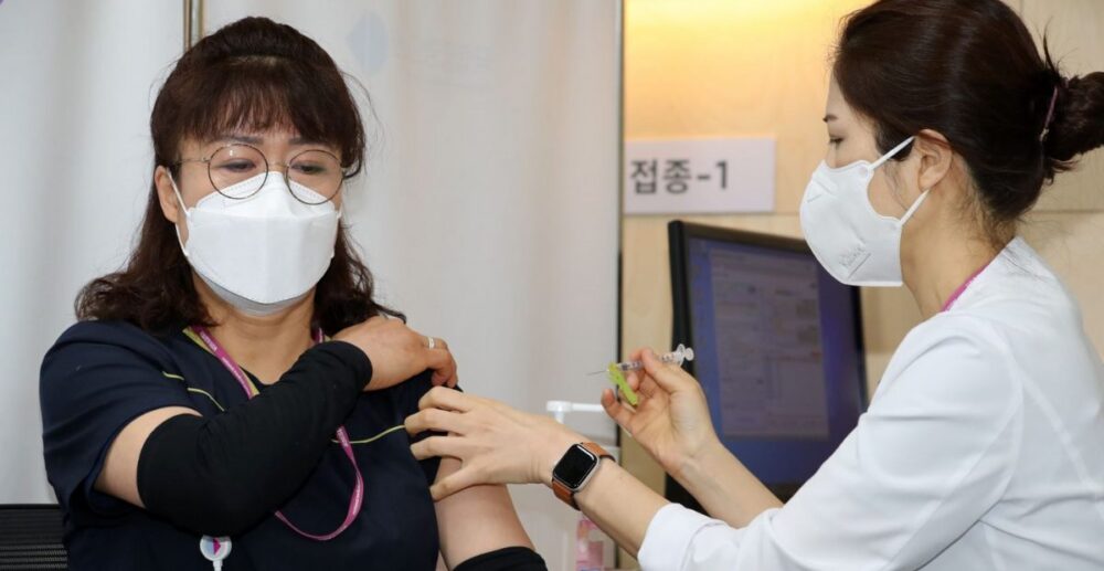 កូរ៉េខាងត្បូង​ស៊ើបអង្កេត​លើ​ករណី​ស្លាប់​ចំនួន​ពីរ​នាក់ ក្រោយពី​បាន​ចាក់​វ៉ាក់សាំង AstraZeneca