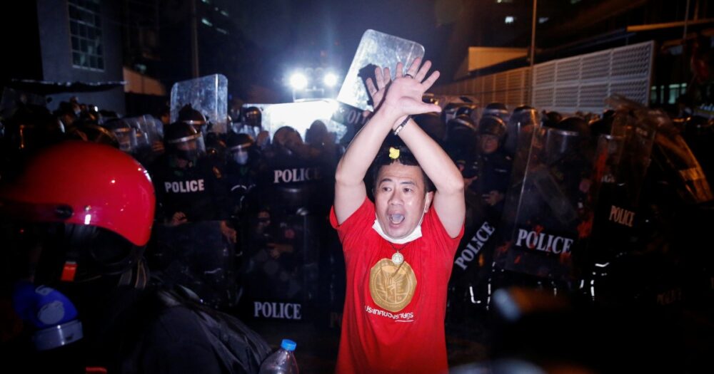 ប៉ូលិស​ប្រឆាំង​កុបកម្ម ប៉ះទង្គិច​​ជា​មួយ​នឹង​ក្រុមបាតុករ​ថៃ-មី​យ៉ាន​ម៉ា នៅមុខ​បន្ទាយ​ទាហាន