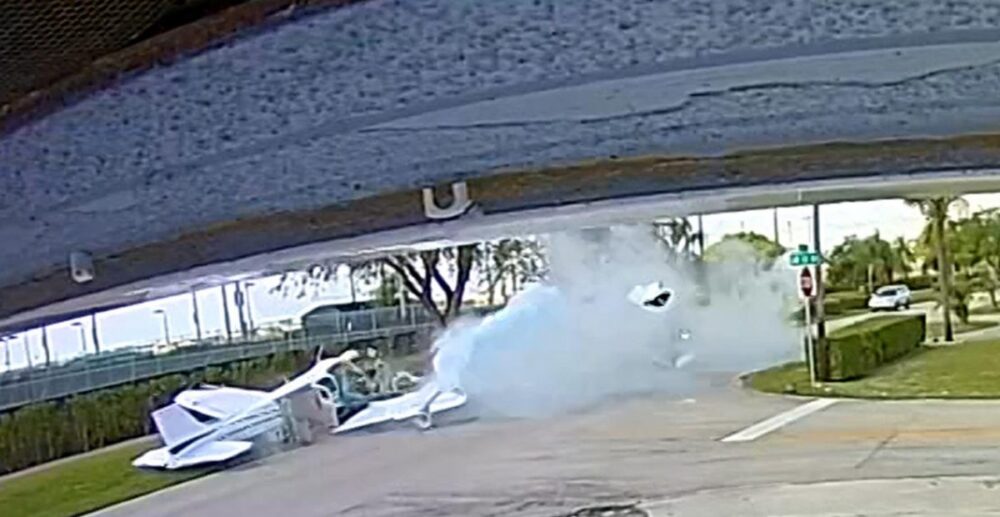 (វីដេអូ)-យន្តហោះ​ខ្នាតតូច ហោះ​មក​បុក​រថយន្ត​កំពុងធ្វើដំណើ​រ! មនុស្ស​បួន​​នាក់​បាន​ស្លាប់