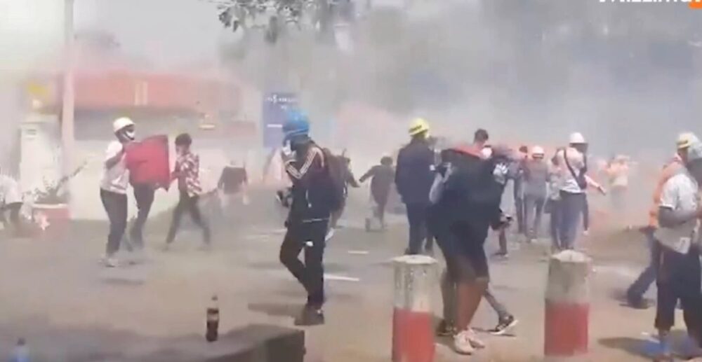 ប៉ូលិស​មី​យ៉ាន​ម៉ា ដកថយ​ពី​តំបន់​ឡោមព័ទ្ធ​បាតុករ ក្រោយពី​ចាប់​មនុ​ស្សបាន 50នាក់