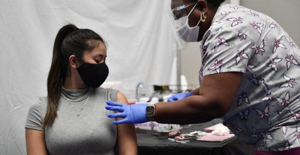 ជិត 118លាន​នាក់​ឆ្លង Covid-19 នៅ​ទូទាំង​ពិភពលោក៖ សហរដ្ឋអាមេរិក​បន្ថយ​ការ​រឹតត្បិត​លើ​ការ​ដើរហើរ​​ចំពោះ​​អ្នក​​បាន​ចាក់​វ៉ាក់សាំង