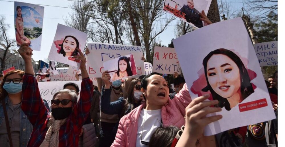 (វេដេអូ)-បាតុកម្មនៅកៀហ្ស៊ីស៊ីស្ថាន បន្ទាប់ពីនារីក្រមុំម្នាក់ត្រូវគេសម្លាប់ ក្រោយពីត្រូវចាប់ជំរិតតាម «ទម្លាប់បុរាណ» ដើម្បីយកទៅរៀបការ