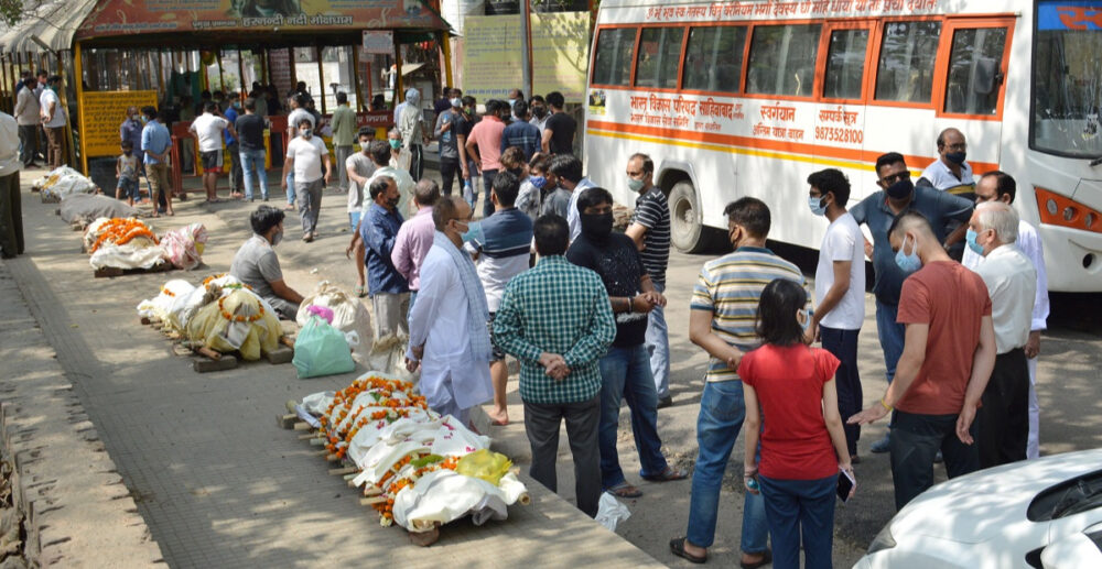 ឥណ្ឌា៖ សាកសពអ្នកជំងឺCovid-19 នៅទីបូជា ពេញហៀរដល់ច្រកចេញ-ចូល ខណៈអ្នកស្លាប់ចេះតែកើនឡើងមិនឈប់ឈរ