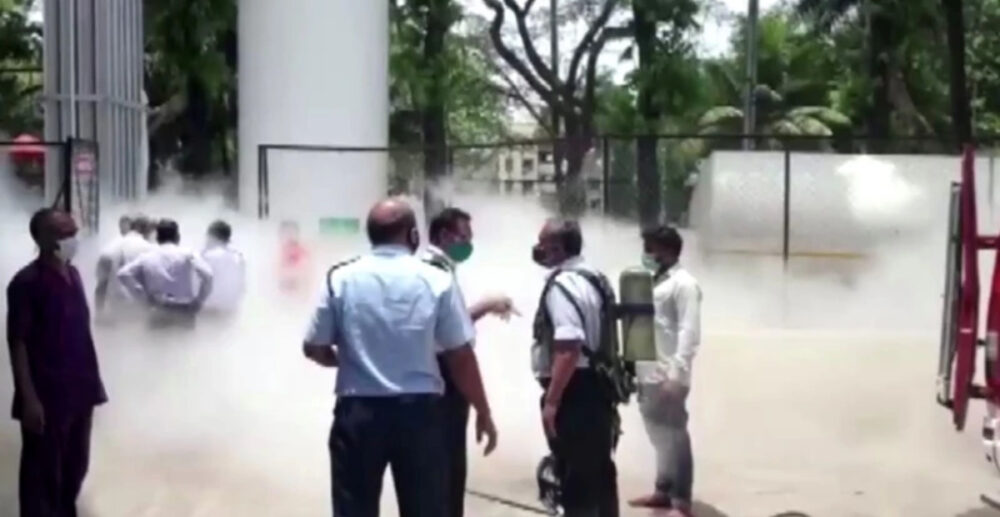 “អុក​ស៊ី​ហ្ស៊ែ​ន​បែកធ្លាយ” ធ្វើឱ្យ​អ្នកជំងឺ​កូ​វីដ នៅ​ប្រទេស​ឥណ្ឌា ស្លាប់ 22នាក់ ខណៈ​កូ​វីដកំ​ពុង​ឆ្លង​ខ្លាំង ស្លាប់​គរ​ជើង និង​រៀបចំ​បូជា​បែបសាមញ្ញៗ