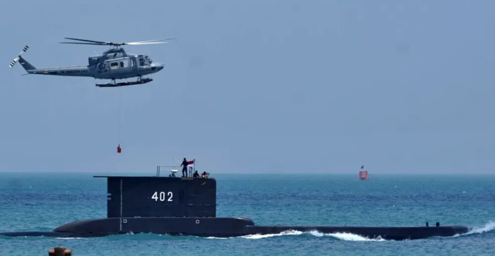 (វីដេអូ)-ក្រុម​នាវិក​ឥណ្ឌូនេស៊ី ច្រៀង​ចម្រៀង​លាគ្នា មុនពេល​នាវាមុជទឹក​ជួប​គ្រោះថ្នាក់