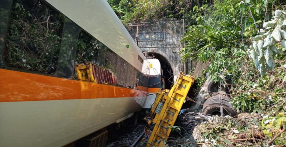 យ៉ាងតិច 36នាក់​បាន​ស្លាប់ ដោយ​សារ​​រថភ្លើង​​ធ្លាក់​ចេញពី​ផ្លូវដែក​នៅ​តៃវ៉ាន់