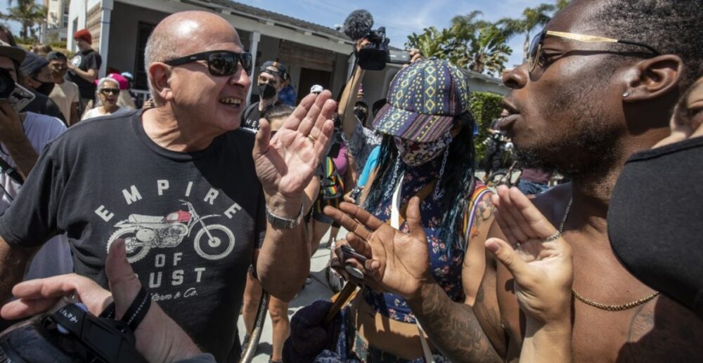 អាមេរិក៖ បាតុករជនជាតិស្បែកស ប៉ះទង្គិចនឹងបាតុករជនជាតិស្បែកខ្មៅ នាំឱ្យមនុស្សជាច្រើននាក់ត្រូវចាប់ខ្លួន