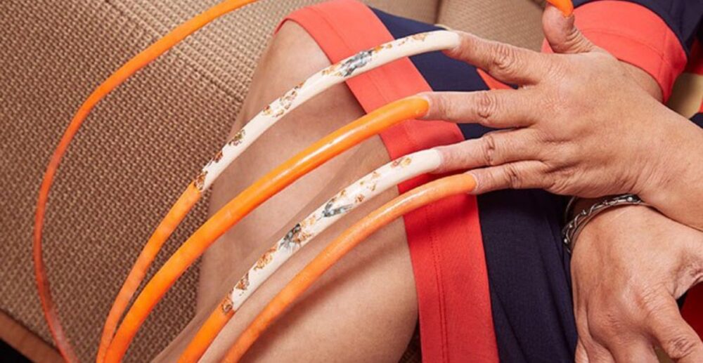 ម្ចាស់​ឯតទគ្គ​កម្ម​ក្រចកដៃ​ប្រវែង​ជាង 7ម៉ែត្រ សម្រេចចិត្ត​កាត់​ឱ្យ​សារមន្ទីរ