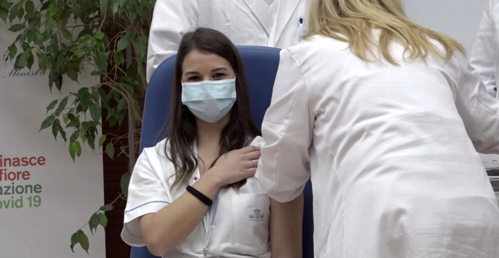 ត្រូវ​ចាក់​វ៉ាក់សាំង Covid-19 «ច្រឡំ» រហូតដល់ 6ដូ​ស នារី​ម្នា​ក់នៅ​អ៊ីតាលី ត្រូវ​ចូល​ពេទ្យ