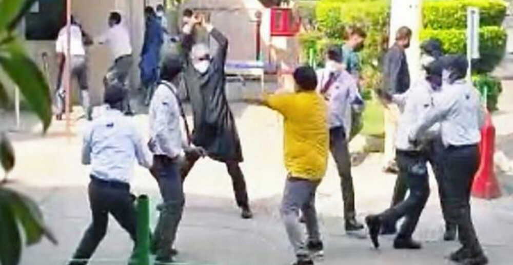 ឥណ្ឌា​វិបត្តិ​កាន់តែ​ធ្ងន់! បងប្អូន​អ្នកជំងឺ​កូ​វីដ រោម​វាយ​គ្រូពេទ្យ មូលហេតុ​អ្នកជំងឺ​ស្លាប់​ពេល​កំពុង​រង់ចាំ​ការព្យាបាល