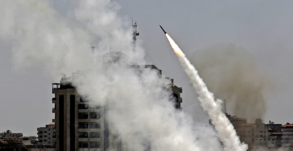 វីដេអូ-ក្រុម ហាម៉ាស បាញ់ស្រោចរ៉ុក្កែត 130គ្រាប់បន្ថែមទៀត ដើម្បីសងសឹក ក្រោយយន្តហោះចម្បាំងអ៊ីស្រាអែល កម្ទេចអគារ 13ជាន់