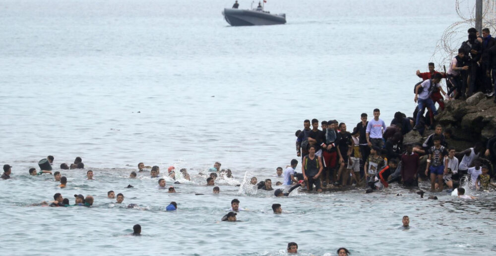 (វីដេអូ)-ពលរដ្ឋ​ចំណាកស្រុក ម៉ា​រ៉ុ​ក រាប់ពាន់នាក់ ហែល​ឆ្លង​សមុទ្រ​​ពេល​យប់ ដើម្បី​បាន​ចូល​ប្រទេស​អេ​ស្ប៉ា​ញ