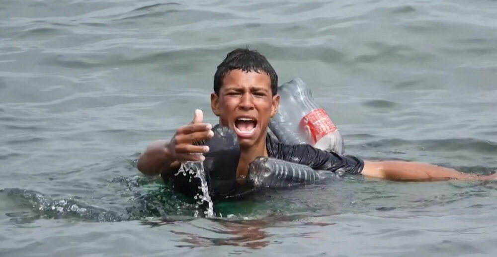 (វីដេអូ)-ក្មេង​ជំទង់ យំ​ហែល​ឆ្លង​សមុទ្រ​ចូល​ទឹកដី​អឺរ៉ុប​ដោយ​ក្ដី​អស់សង្ឃឹម ខណៈ​នៅ​ចំពោះមុខ មាន​កងទ័ព​រង់ចាំ​ចាប់ខ្លួន