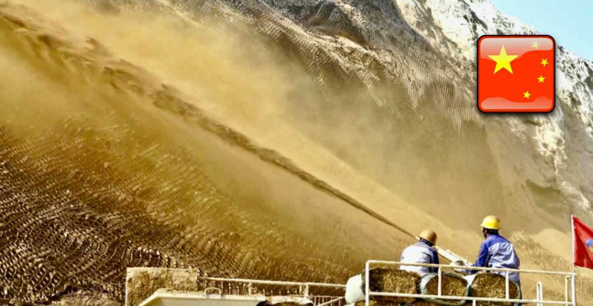 (វីដេអូ)-ចិនប្រើប្រាស់គ្រឿងចក្រពិសេស បាញ់អាចម៍ដីឡើងលើភ្នំត្រងោល ដើម្បីកែលម្អបរិស្ថាន