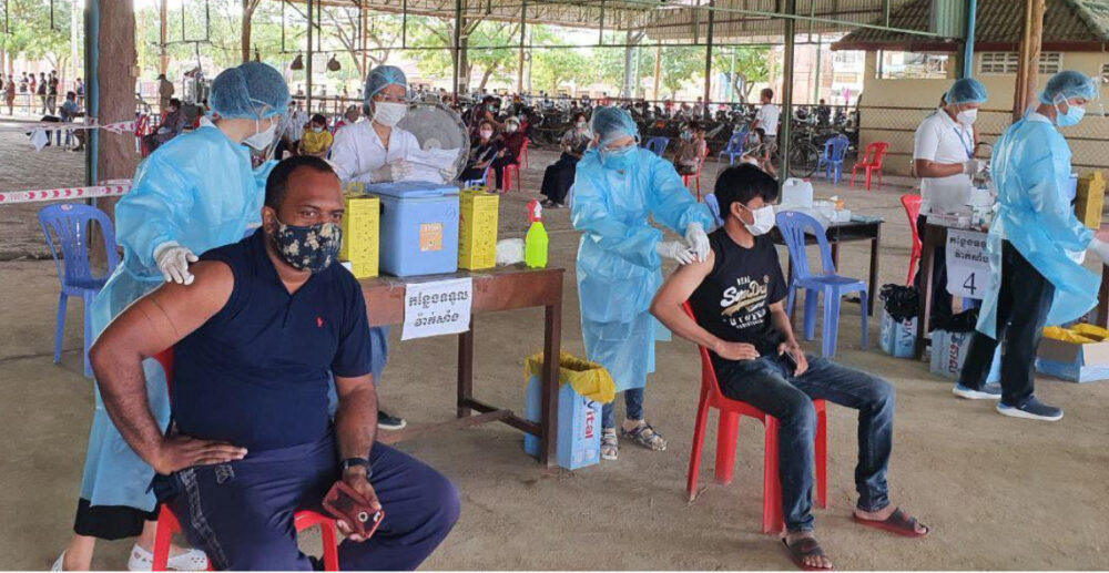 ការចាក់​វ៉ាក់សាំង COVID-19 នៅ​ កម្ពុជា៖ ពលរដ្ឋ​ជាង 1,698,500នាក់ បាន​ចាក់​រួចរាល់