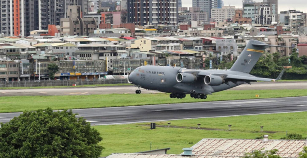 យន្តហោះយោធា ដឹកតំណាងរាស្ត្រ សហរដ្ឋអាមេរិក មកកាន់កោះតៃវ៉ាន់ ៖ ពលរដ្ឋចិនខឹងខ្លាំង ខណៈក្រុង​ប៉េកាំង​ ​ប្រតិកម្មដោយប្រុងប្រយ័ត្ន