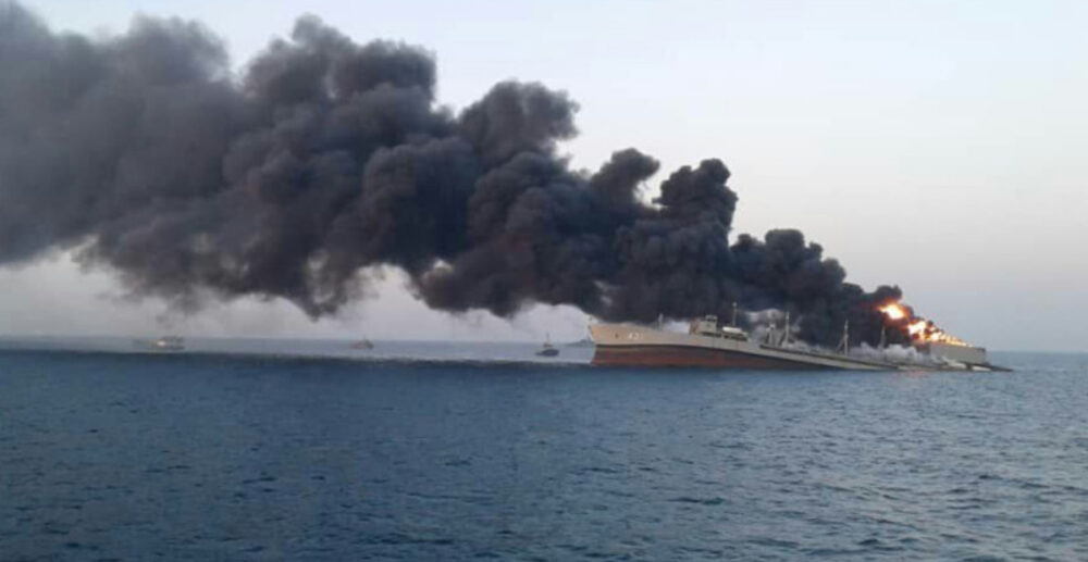 (វីដេអូ)-នាវា​ធំ​បំផុត​របស់​កងទ័ពជើងទឹក អ៊ីរ៉ង់ ឆាបឆេះ​សន្ធោសន្ធៅ មុនពេល​លិច​ក្នុង​សមុទ្រ