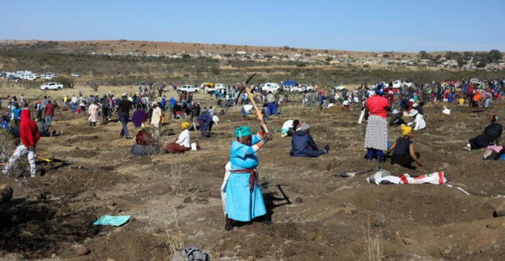 រាប់ពាន់នាក់ សម្រុក​មករក​ត្បូង​ពេជ្រ​នៅក្នុង​ភូមិ​មួយ នៃ​ប្រទេស អាហ្វ្រិក​ខាងត្បូង បន្ទាប់ពី​មាន​គេ​រកឃើញ​ត្បូង​មានតម្លៃ