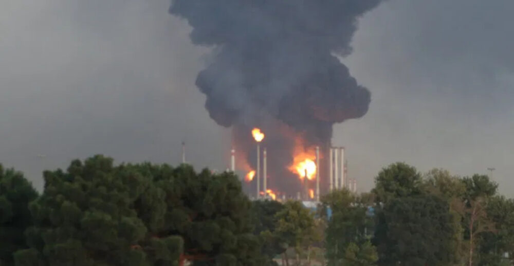 (វីដេអូ)-ឆេះរោងចក្រចម្រាញ់ប្រេងរបស់រដ្ឋ នៅប្រទេស អ៊ីរ៉ង់! ផ្សែងខ្មៅគ្របដណ្ដប់ពេញអាកាសរដ្ឋធានី