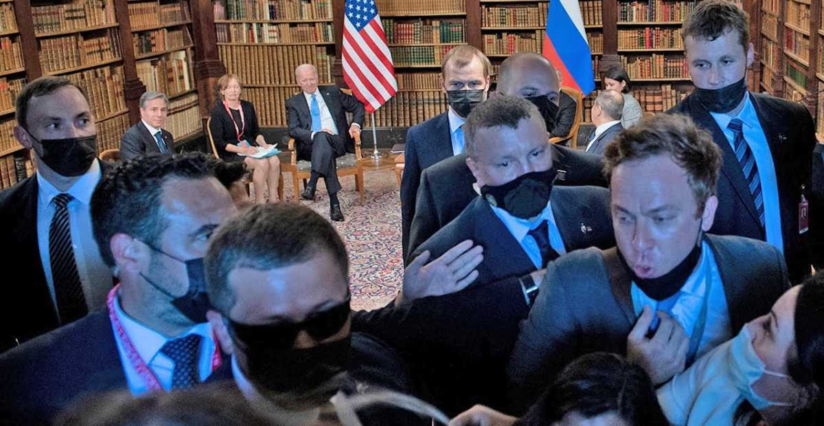 (វីដេអូ)-ទិដ្ឋភាព​ច្របូកច្របល់ នៅក្នុង​ជំនួប​កំពូល​ដំបូង​របស់ Biden និង Putin