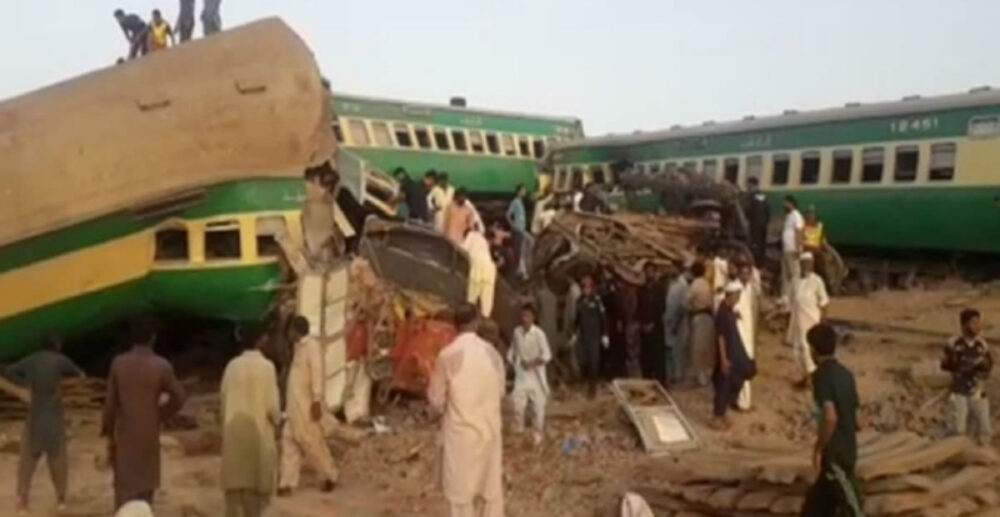 (វីដេអូ)-រថភ្លើង​បុក​គ្នា​នៅ ប៉ា​គី​ស្ថាន! រាប់សិប​នាក់ បាត់បង់​ជីវិត