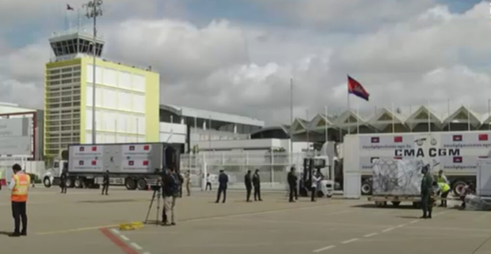 វ៉ាក់សាំង​បង្ការ Covid-19 ចំនួន 4 លាន​ដូ​ស​ទៀត បាន​ដឹក​មកដល់ កម្ពុជា ហើយ នៅ​ព្រឹក​ថ្ងៃ​សៅរ៍​នេះ