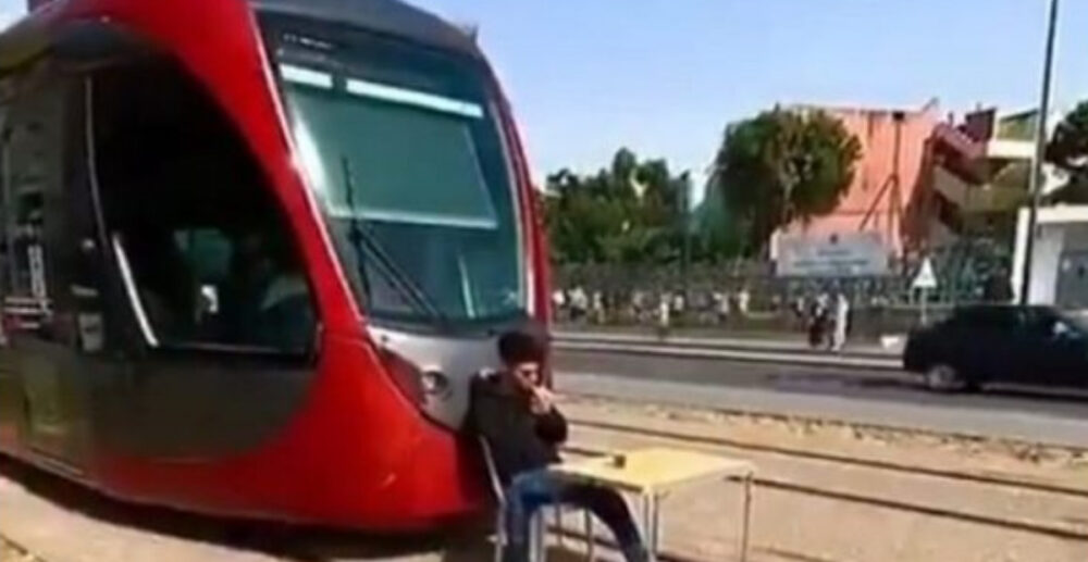 (វីដេអូ) – អ្នកក្លាហាន ប្រថុយស្លាប់ អង្គុយផឹកកាហ្វេលើផ្លូវដែក ដើម្បីបញ្ឈប់ដំណើររថភ្លើង