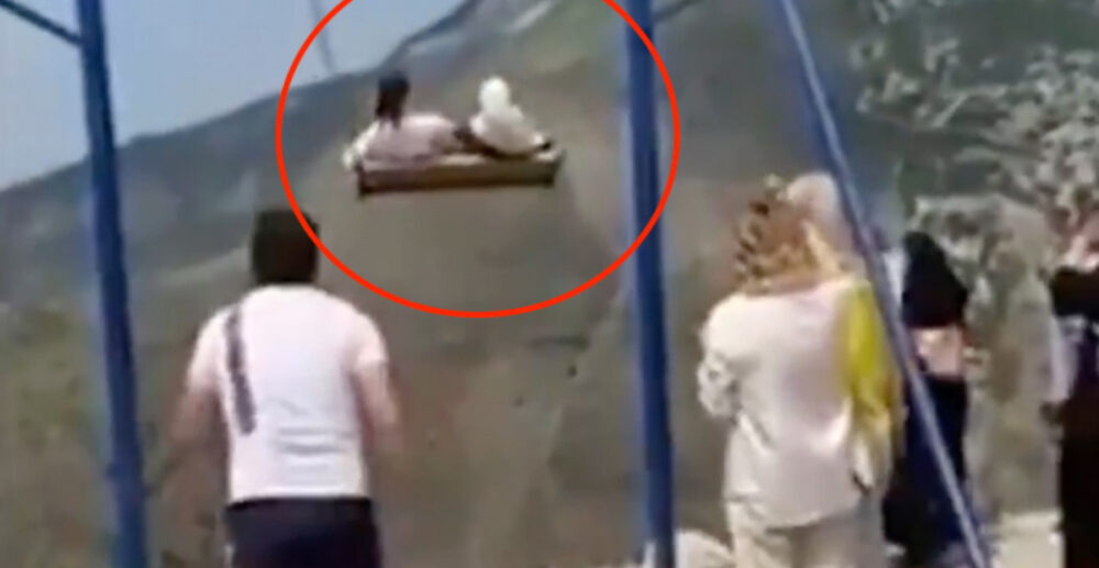 (វីដេអូ)-នារី​ពីរ​នាក់ ធ្លាក់​ពី​ភ្នំ ពេល​លេង​យោលទោង ប្រកបដោយ​គ្រោះថ្នាក់