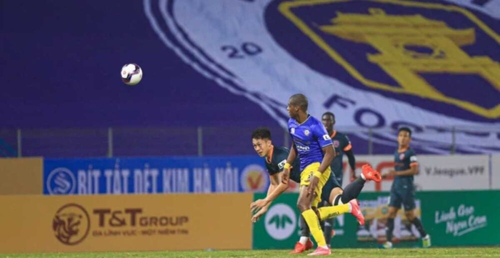 រលក​ការឆ្លង​លើក​ទី2 របស់​កូ​វីដ-19 ធ្វើឱ្យ​លី​គ​កំពូល​វៀតណាម ពន្យារពេល​រយៈពេល​យូរ