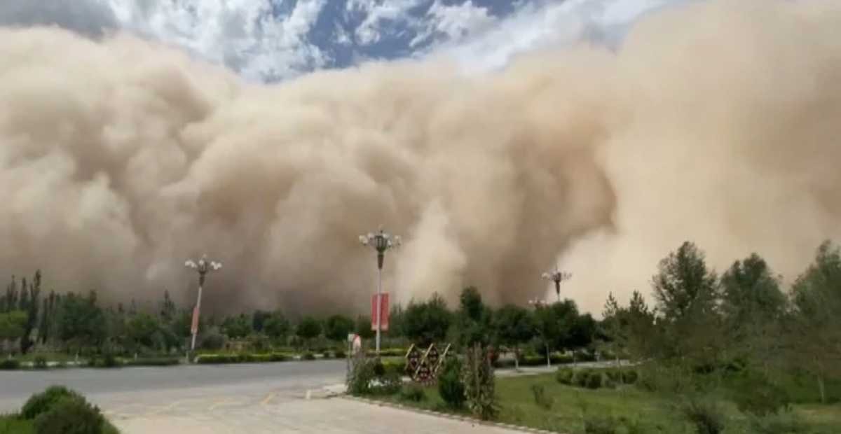 (វីដេអូ)-ព្យុះ​ខ្សាច់​កម្ពស់​ជាង 100 ម៉ែត្រ គ្របដណ្ដប់​ទីក្រុង​របស់​ប្រទេស​ចិន