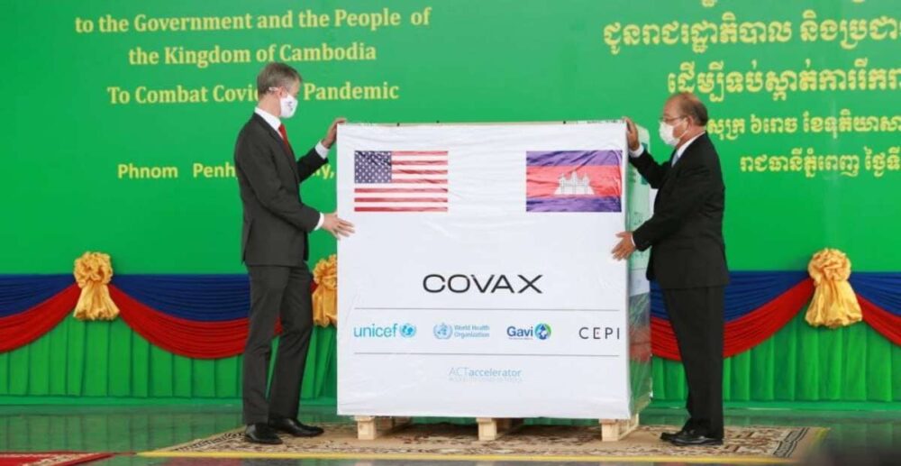 វ៉ាក់សាំង COVID-19 ចំនួនជិត 500,000 ដូ​ស ដែលជា​ជំនួយ​របស់ សហរដ្ឋអាមេរិក បានមក​ដល់ កម្ពុជា ហើយ