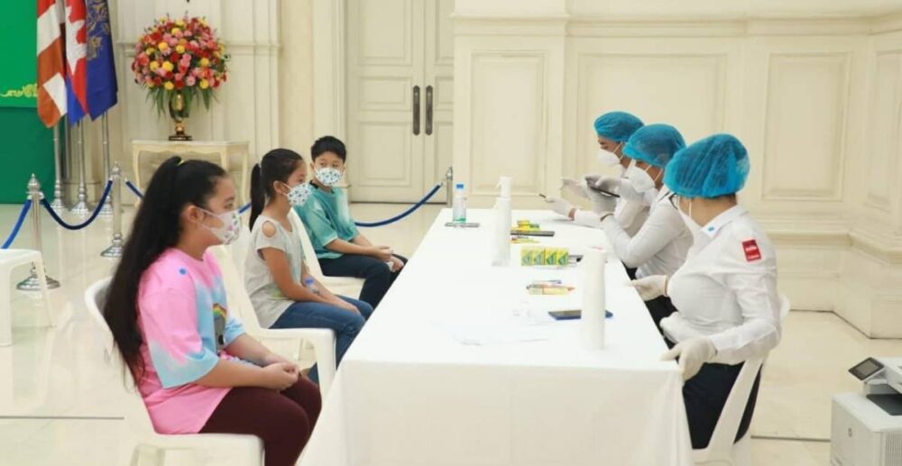 សម្តេច ហ៊ុន សែន ស្នើឱ្យ​ពិនិត្យ​លទ្ធភាព​ចាក់​វ៉ាក់សាំង COVID-19 ជូន​កុមារ​អាយុ​ចាប់ពី 3 ទៅ 6 ឆ្នាំ