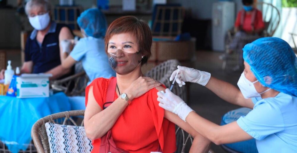 វៀតណាម៖ អ្នក​មិន​ព្រម​ចាក់​វ៉ាក់សាំង COVID-19 នឹងត្រូវ​ជាប់ពន្ធនាគា​រ បើសិន​ឆ្លង និង​ចម្លង​ដល់​គេឯង