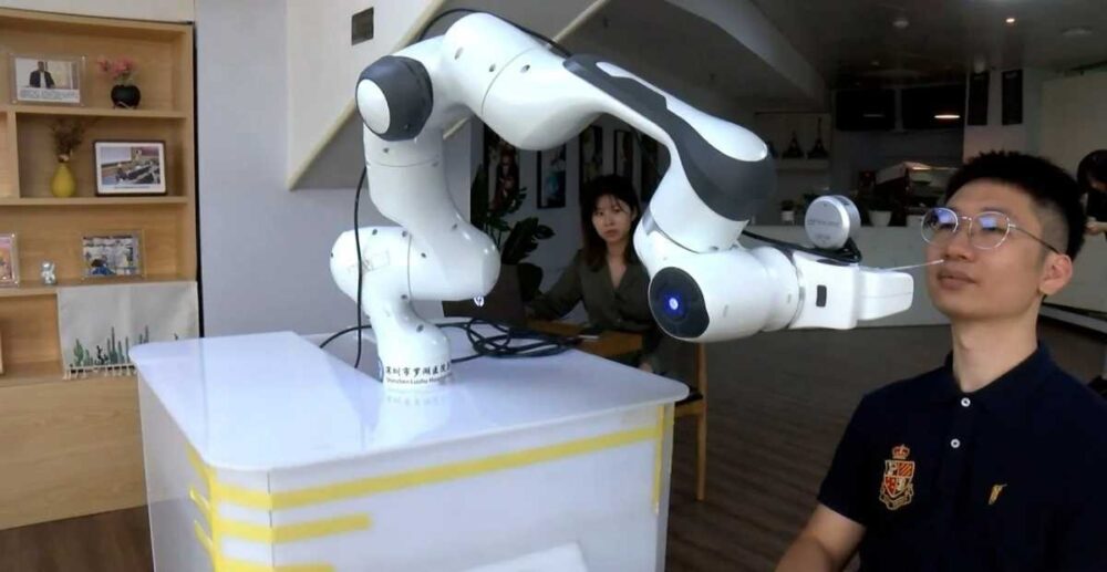 រ៉ូ​បូត យក​សំណាក​វីរុស COVID-19 ស្វ័យប្រវត្ត​ដំបូង​គេ ក្នុង​ពិភពលោក (វីដេអូ)