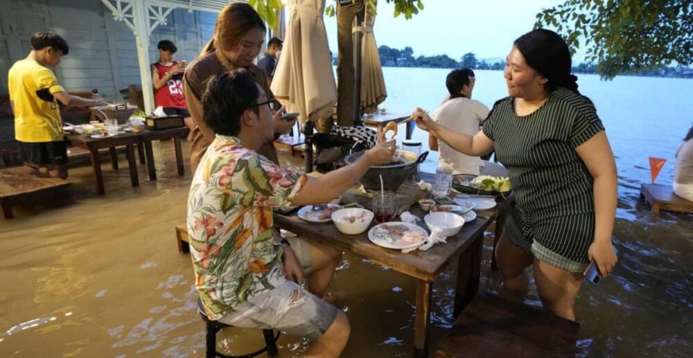 ញ៉ាំ​ស៊ុប​លើ​ផ្ទៃ​ទឹកជំនន់​បណ្ដើរ គេច​ពីរ​លក​ទឹក​បណ្ដើរ ពិតជា​ប្លែក​​ក្នុង​អារម្មណ៍! ភោជនីយដ្ឋាន​មួយ​នៅ ប្រទេស​ថៃ កំពុង​ប្រែក្លាយ​ឧបសគ្គ​ជា​ឱកាស​រកស៊ី