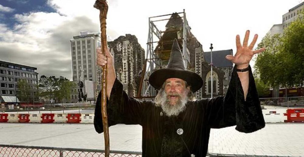 គ្រូ​វេទមន្ត ទទួលបាន​ប្រាក់បៀវត្ស​សរុប 368,000 ដុល្លារ​អាម៉េរិក ជា​ថ្នូរ​នឹង​សកម្មភាព​ប្រោះព្រំ​វេទមន្ត​ដល់ទី​ក្រុង