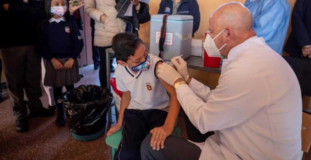 កុមារ​អាយុ​ពី 5 ឆ្នាំ ដល់ 11 ឆ្នាំ ចាប់ផ្ដើម​ទទួល​ការចាក់​វ៉ាក់សាំង​បង្ការ COVID-19 នៅ អេក្វាទ័រ