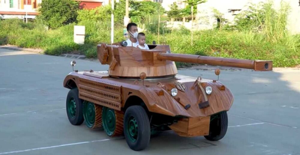 ធុញ​នឹង​ការបង្កើត​រថយន្ត​ប្រណិត ជាងឈើ​ងាក​មក​ធ្វើ​រថក្រោះ​វិញ​ម្ដង