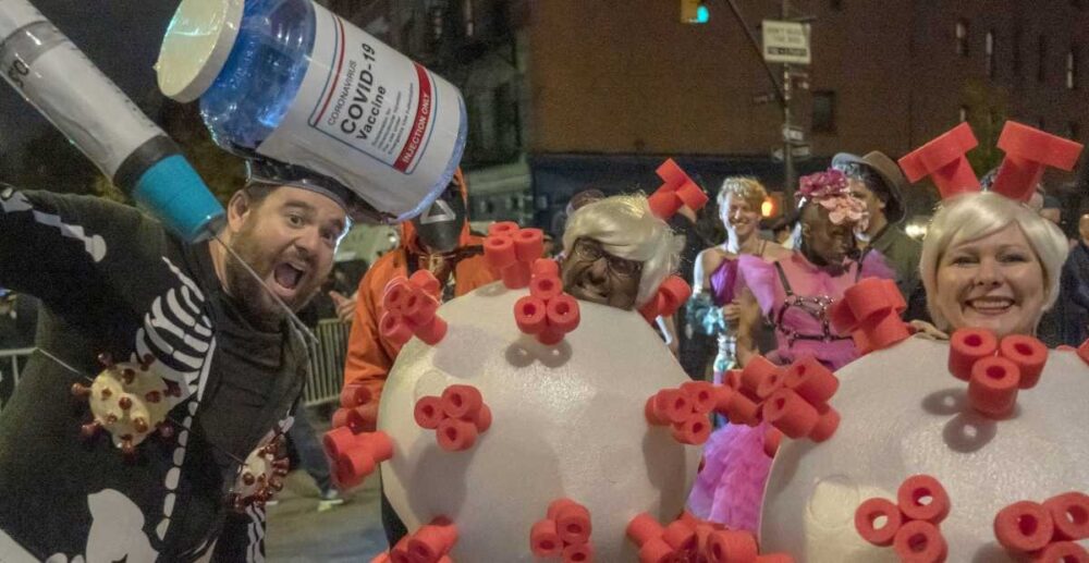 ពលរដ្ឋ​អាម៉េរិក តុបតែង​ខ្លួន​ជា​វីរុស​ COVID-19 និង​វ៉ាក់សាំង​ជា​ដើម​ ក្នុង​រាត្រី​នៃ​ពិធីបុណ្យ​ហា​ឡូ​វីន