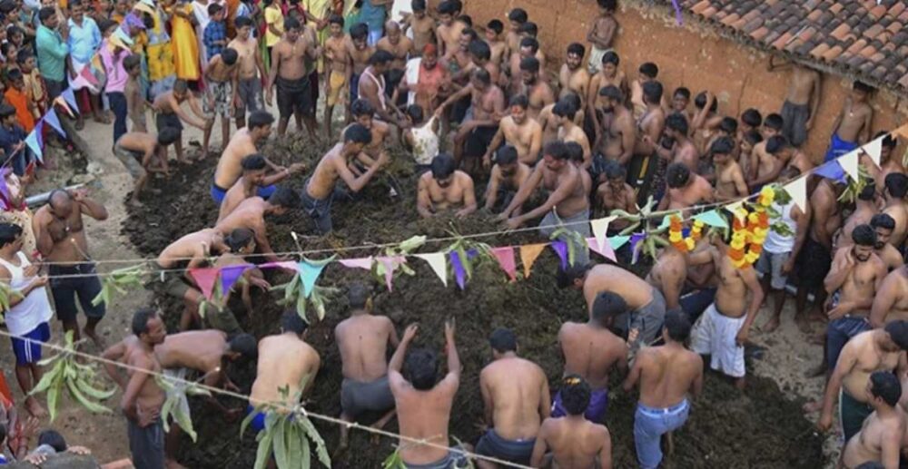 (វីដេអូ)-ប្រជាជន​ឥណ្ឌា ប្រជ្រៀត​គ្នា​ចូលរួម​ពិធីបុណ្យ​គប់​លាមក​គោ ដើម្បី​សុំ​សេចក្ដីសុខ