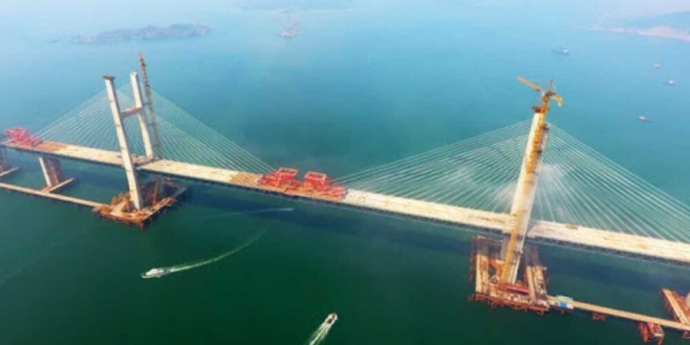 (វីដេអូ)-ម៉ាស៊ីន​ដំឡើង​ធ្នឹម​ខ្នាត​យក្ស 1,000 តោន សាងសង់​ស្ពាន​ឆ្លងកាត់​សមុទ្រ​នៅ​ប្រទេស​ចិន